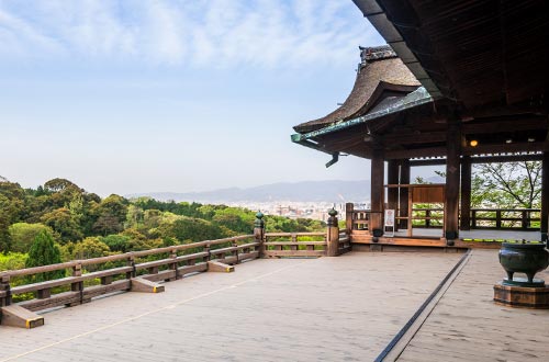 本堂で心を鎮め参拝。爽やかな1日のはじまりを迎える。